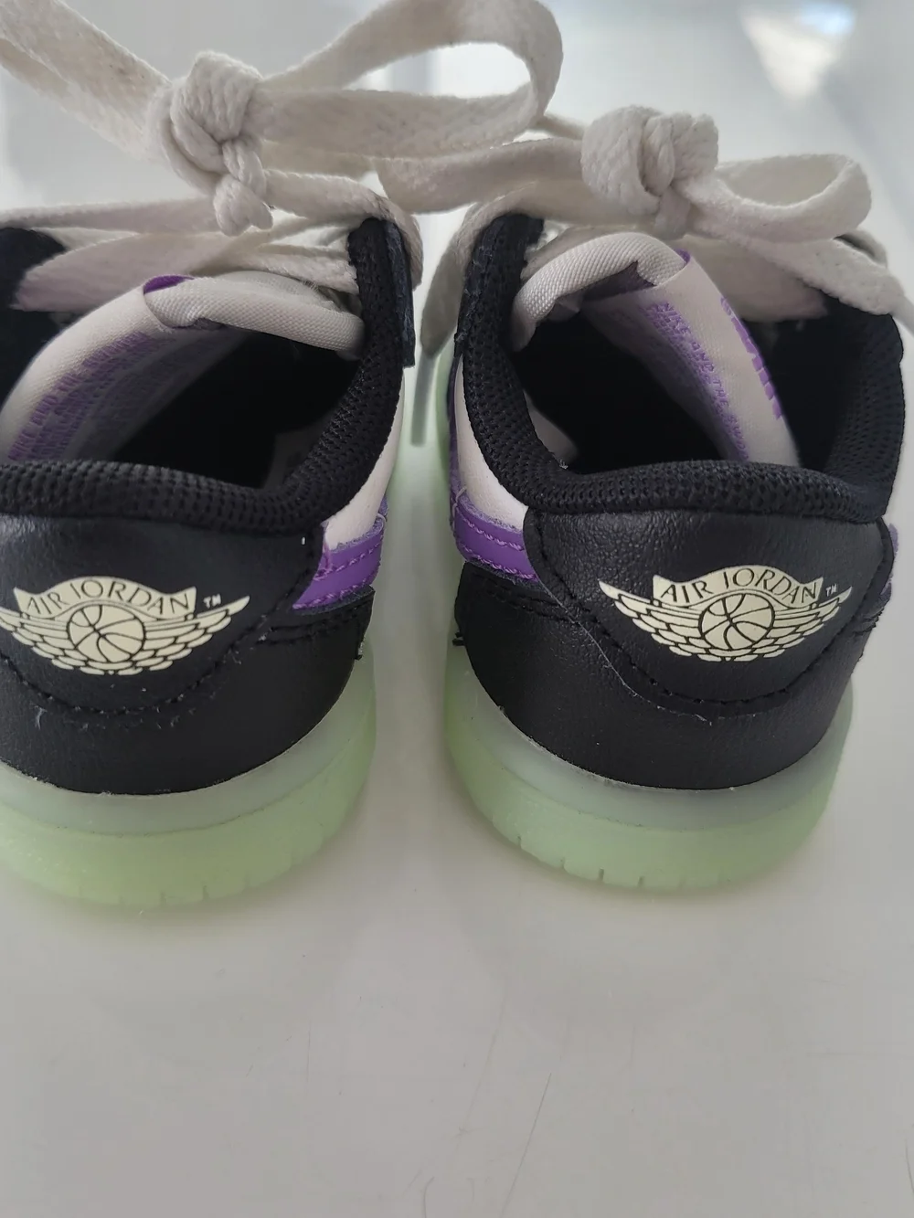 Nike Kids Low-Top Sneakers in White, Black & Purple with Glow Sole US 4C/EUR19.5
